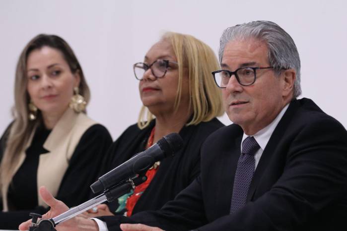 Ministro de Salud, Fernando Boyd Galindo, en la llegada de las primeras vacunas contra el VSR. Ministro de Salud, Fernando Boyd Galindo, en la llegada de las primeras vacunas contra el VSR.