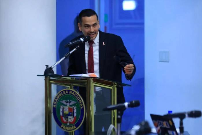 El procurador de la Nación, Luis Gómez, ha reclamado a los ministros y directores de entidades que se conviertan en querellantes de los casos denunciando ante el Ministerio Público. El procurador de la Nación, Luis Gómez, ha reclamado a los ministros y directores de entidades que se conviertan en querellantes de los casos denunciando ante el Ministerio Público.