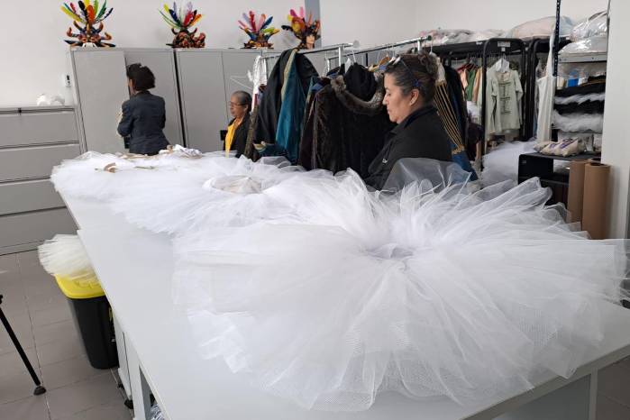 Personal del taller de costura haciendo el vestuario de ‘El Lago de los Cisnes.’ Personal del taller de costura haciendo el vestuario de ‘El Lago de los Cisnes.’