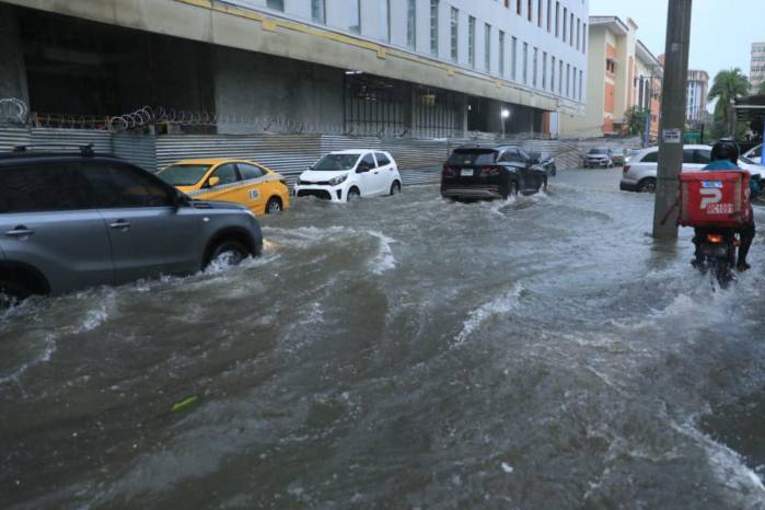 La lluvia provocó que las calles en el área metropolitana de Panamá se anegaran. La lluvia provocó que las calles en el área metropolitana de Panamá se anegaran.