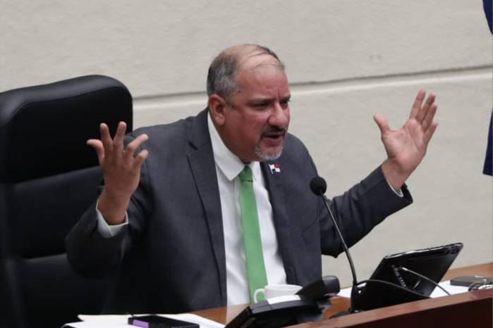 Herrera enfatizó que él no tenía temor de quitarse privilegios como diputado. Herrera enfatizó que él no tenía temor de quitarse privilegios como diputado.