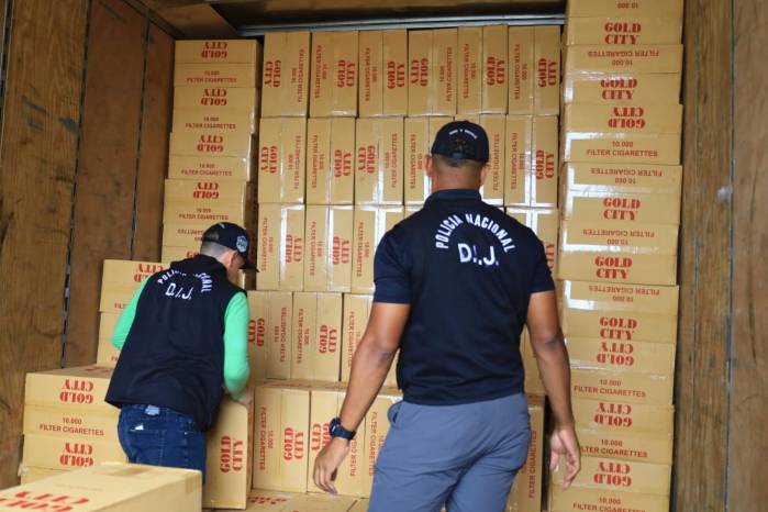 En el interior del camión se encontraron más de 1,500 pacas de cigarrillos de diferentes marcas. En el interior del camión se encontraron más de 1,500 pacas de cigarrillos de diferentes marcas.