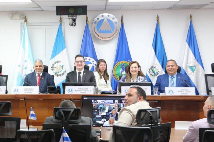 El Presidente del Parlamento Centroamericano, HD Carlos Hernández, durante sesión ordinaria. El Presidente del Parlamento Centroamericano, HD Carlos Hernández, durante sesión ordinaria.