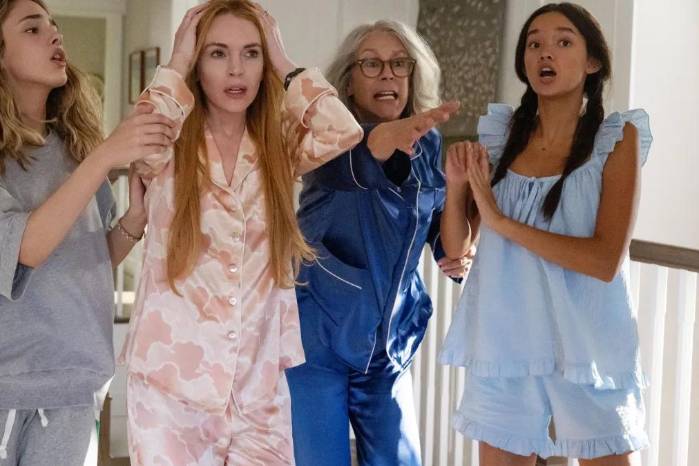La cinta llega bajo la dupla de Lohan y Curtis más de 20 años después de su original. La cinta llega bajo la dupla de Lohan y Curtis más de 20 años después de su original.