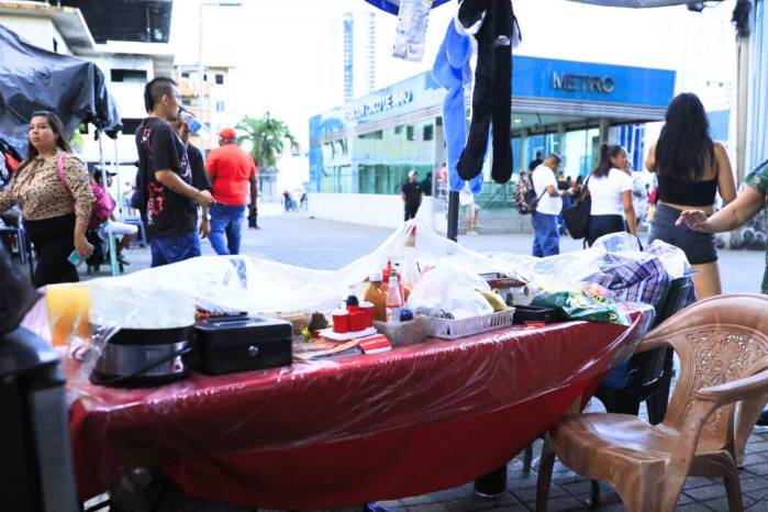 A inicio del mes de septiembre, los buhoneros ubicados en los predios de la Estación del Metro en la 5 de Mayo fueron desalojados. A inicio del mes de septiembre, los buhoneros ubicados en los predios de la Estación del Metro en la 5 de Mayo fueron desalojados.