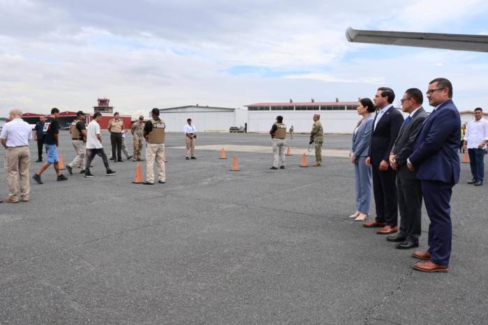 Tras la ceremonia, Cabrera y Ábrego presenciaron el embarque de un vuelo chárter que retornó a 40 inmigrantes ilegales a Colombia. Tras la ceremonia, Cabrera y Ábrego presenciaron el embarque de un vuelo chárter que retornó a 40 inmigrantes ilegales a Colombia.