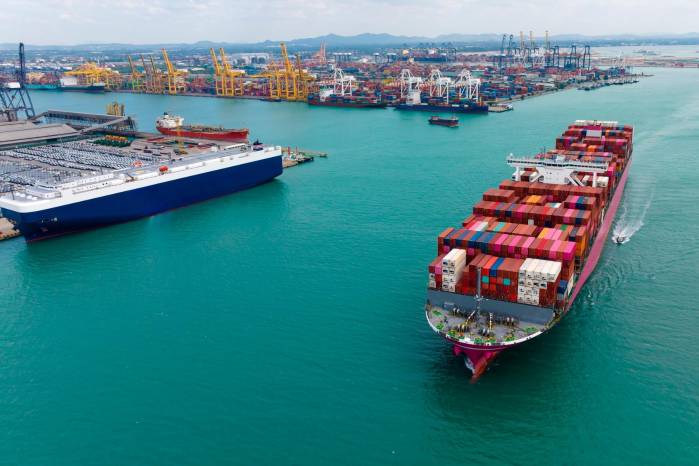 El transporte marítimo es clave para el comercio mundial de mercancías. El transporte marítimo es clave para el comercio mundial de mercancías.
