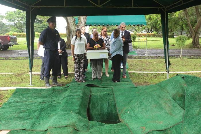 Esta ceremonia representó un paso significativo en los esfuerzos por dignificar la memoria de los caídos. Esta ceremonia representó un paso significativo en los esfuerzos por dignificar la memoria de los caídos.