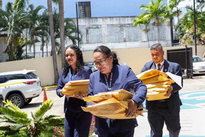 Personal de la Contraloría haciendo entrega de las auditorías al Ministerio Público. Personal de la Contraloría haciendo entrega de las auditorías al Ministerio Público.