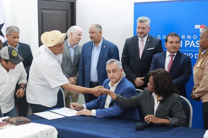 Gremios docentes firmaron acuerdo con el Meduca. Gremios docentes firmaron acuerdo con el Meduca.