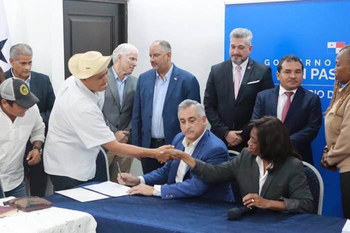 El 11 de julio, el Ministerio de Educación y docentes firmaron declaración de principios por la educación para el retorno a clases. El 11 de julio, el Ministerio de Educación y docentes firmaron declaración de principios por la educación para el retorno a clases.