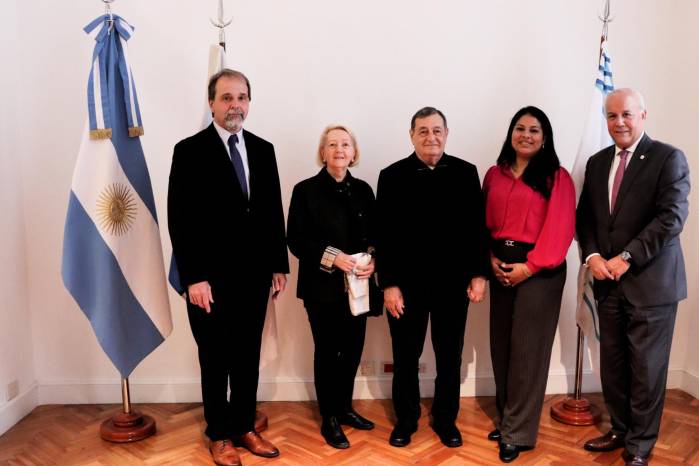 Omar Jaén Suárez fue recibido junto a su esposa y el embajador de Panamá en Argentina. Omar Jaén Suárez fue recibido junto a su esposa y el embajador de Panamá en Argentina.