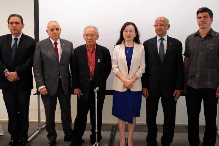 En el orden usual de izquierda a derecha aparecen: Jaime Flores, politólogo; Roberto Montañez, presidente del CEEAP; Julio Yao, presidente Honorario del CEEAP; S.E. Xu Xueyuan, embajadora Plenipotenciaria de la República Popular China en Panamá; Oydén Ortega, expresidente de Apachi y Richard Morales, politólogo. En el orden usual de izquierda a derecha aparecen: Jaime Flores, politólogo; Roberto Montañez, presidente del CEEAP; Julio Yao, presidente Honorario del CEEAP; S.E. Xu Xueyuan, embajadora Plenipotenciaria de la República Popular China en Panamá; Oydén Ortega, expresidente de Apachi y Richard Morales, politólogo.