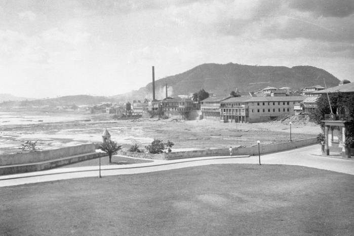 Robert S. Platt: Panamá, paseo marítimo de la ciudad de Panamá en marea baja. Robert S. Platt: Panamá, paseo marítimo de la ciudad de Panamá en marea baja.