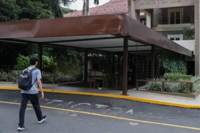 La Biblioteca Nacional está abierta de lunes a viernes, de 9:00 am a 5:00 pm. La Biblioteca Nacional está abierta de lunes a viernes, de 9:00 am a 5:00 pm.