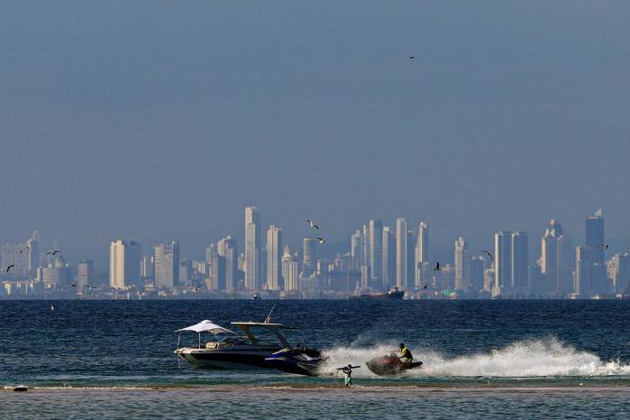 Turistas se bañan en la playa de la isla Taboga en la ciudad de Panamá, el 30 de marzo de 2024. Turistas se bañan en la playa de la isla Taboga en la ciudad de Panamá, el 30 de marzo de 2024.