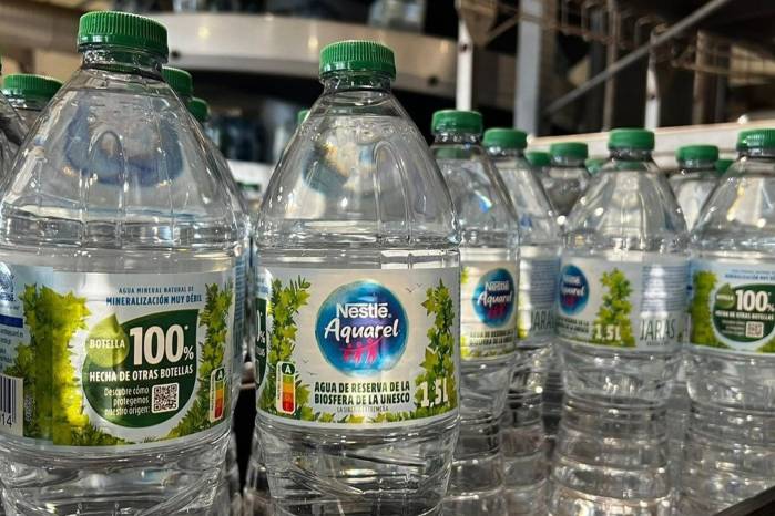 Nestlé ha logrado elaborar todos los envases de 0,75 cl y 1,5 litros de su marca de agua con plástico reciclado. Nestlé ha logrado elaborar todos los envases de 0,75 cl y 1,5 litros de su marca de agua con plástico reciclado.