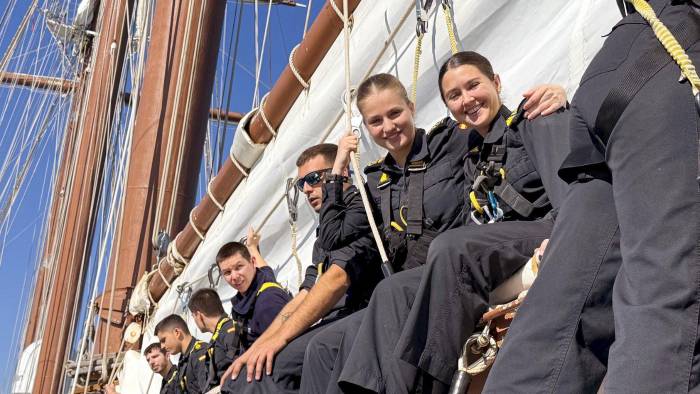 Son 76 alumnos -67 varones y nueve mujeres-, entre ellos la princesa Leonor, que permanecen el 75% del tiempo de su formación a bordo del buque y el resto en puerto. Son 76 alumnos -67 varones y nueve mujeres-, entre ellos la princesa Leonor, que permanecen el 75% del tiempo de su formación a bordo del buque y el resto en puerto.