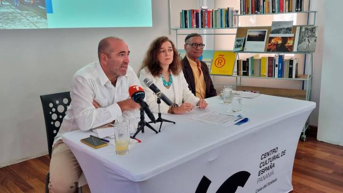 De izquierda a derecha: Elena González González (directora del Centro Cultural de España - Casa del Soldado) y Enrique King (en representación del Grupo Experimental de Cine de Panamá). De izquierda a derecha: Elena González González (directora del Centro Cultural de España - Casa del Soldado) y Enrique King (en representación del Grupo Experimental de Cine de Panamá).