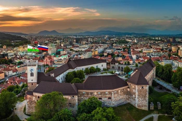 Liubliana es la capital de Eslovenia, un país reconocido por su preservación verde. Liubliana es la capital de Eslovenia, un país reconocido por su preservación verde.