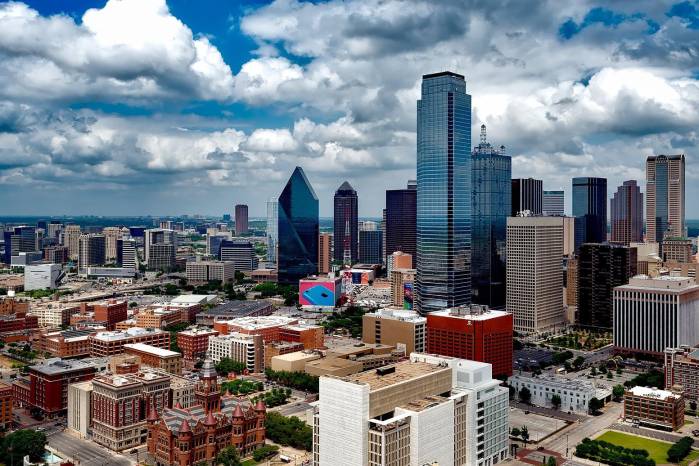 Vista panorámica de la ciudad de Dallas, Texas, un estado que juega un papel importante en las exportaciones de EE.UU. Su PIB estatal es el segundo más alto del país. Vista panorámica de la ciudad de Dallas, Texas, un estado que juega un papel importante en las exportaciones de EE.UU. Su PIB estatal es el segundo más alto del país.