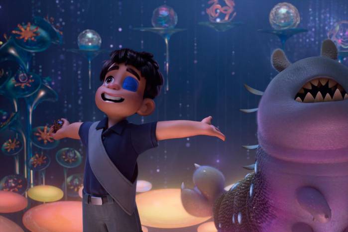 Fotograma cedido por Disney donde aparecen los personajes Elio (i) y Glordon (d), durante una escena de la película animada 'Elio'. Fotograma cedido por Disney donde aparecen los personajes Elio (i) y Glordon (d), durante una escena de la película animada 'Elio'.