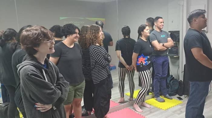 Elenco de la obra durante un ensayo. Elenco de la obra durante un ensayo.