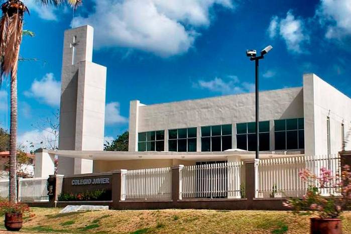 Fachada del Colegio Javier, ubicado en Clayton, ciudad de Panamá. Fachada del Colegio Javier, ubicado en Clayton, ciudad de Panamá.