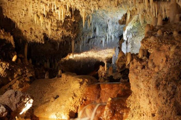 La caverna está repleta de estalactitas y estalagmitas. La caverna está repleta de estalactitas y estalagmitas.