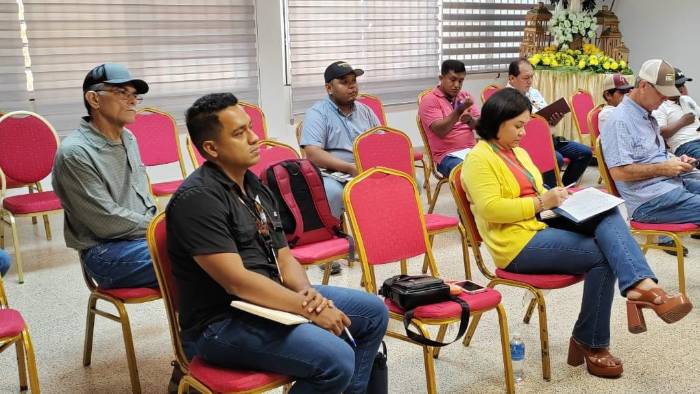 Miembros de la Asociación de Productores de Cañaveral de San Francisco y autoridades del Ministerio de Desarrollo Agropecuario de Veraguas durante la reunión. Miembros de la Asociación de Productores de Cañaveral de San Francisco y autoridades del Ministerio de Desarrollo Agropecuario de Veraguas durante la reunión.