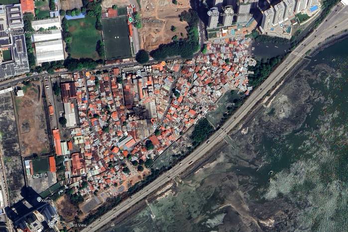 Boca La Caja es una comunidad costera de unas 12 hectáreas de superficie, con un frente costero de poco más de 700 metros. Su población, después de 91 años de fundada, sigue siendo de pescadores y clase trabajadora. Boca La Caja es una comunidad costera de unas 12 hectáreas de superficie, con un frente costero de poco más de 700 metros. Su población, después de 91 años de fundada, sigue siendo de pescadores y clase trabajadora.