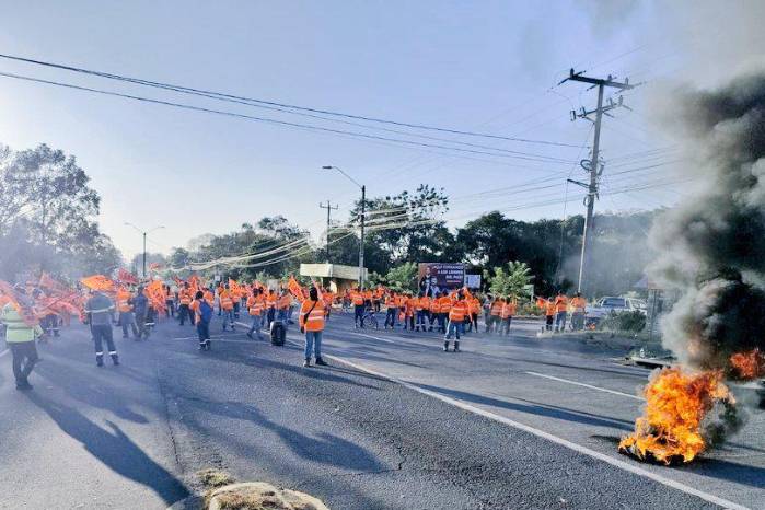 A las 4:00 p.m. de hoy los sindicatos realizarán un piqueteo fuera de la Asamblea Nacional. A las 4:00 p.m. de hoy los sindicatos realizarán un piqueteo fuera de la Asamblea Nacional.