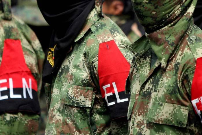 Imagen de archivo de guerrilleros formados, vestidos con uniforme militar y brazaletes del ELN. Imagen de archivo de guerrilleros formados, vestidos con uniforme militar y brazaletes del ELN.