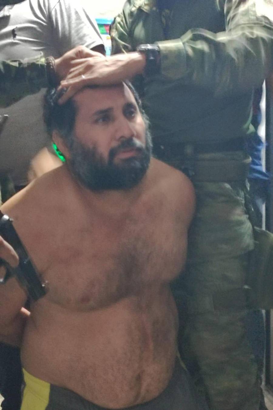 Fotografía tomada de la red social X de la cuenta oficial del Ejercito de Ecuador @EjercitoECU del narcotraficante José Adolfo Macías Villamar 'Fito' este miércoles, durante su captura. 'Fito', principal líder de Los Choneros, la banda criminal más grande y antigua que opera en Ecuador, fue capturado este miércoles, según anunció el presidente de Ecuador, Daniel Noboa, a través de un mensaje publicado en redes sociales. Fotografía tomada de la red social X de la cuenta oficial del Ejercito de Ecuador @EjercitoECU del narcotraficante José Adolfo Macías Villamar 'Fito' este miércoles, durante su captura. 'Fito', principal líder de Los Choneros, la banda criminal más grande y antigua que opera en Ecuador, fue capturado este miércoles, según anunció el presidente de Ecuador, Daniel Noboa, a través de un mensaje publicado en redes sociales.