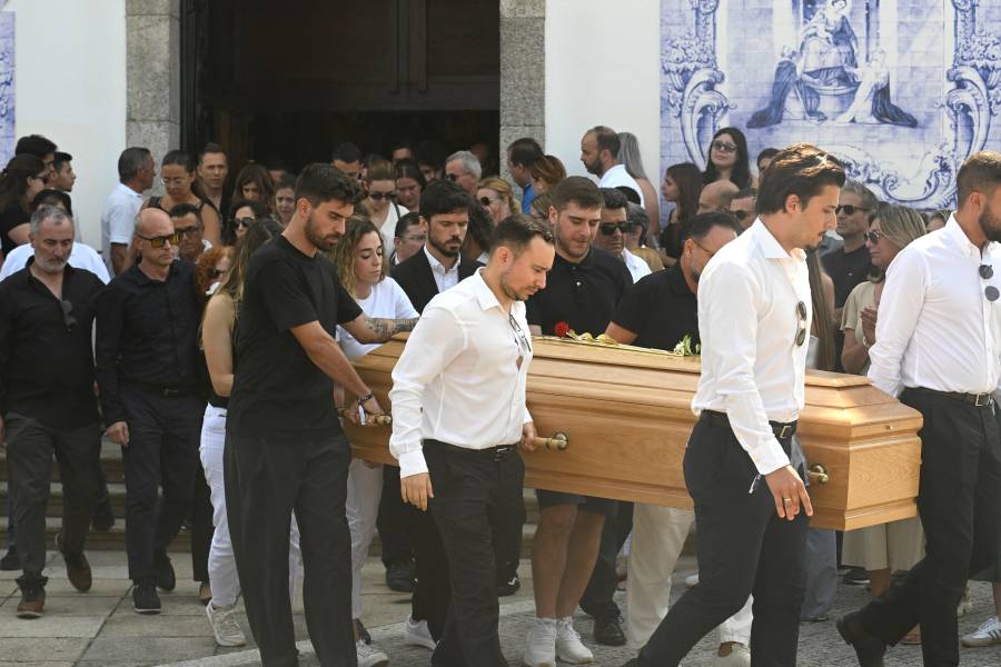 Familiares de Diogo Jota llevando su féretro. Familiares de Diogo Jota llevando su féretro.