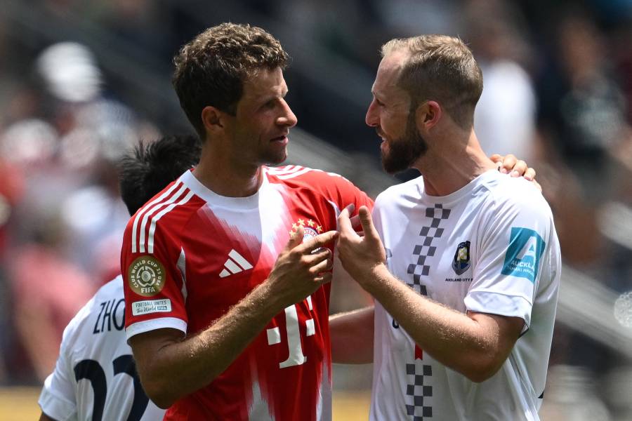 El delantero del Bayern Múnich, Thomas Müller y el futbolista del Auckland City, Michael Den Heijer. El delantero del Bayern Múnich, Thomas Müller y el futbolista del Auckland City, Michael Den Heijer.