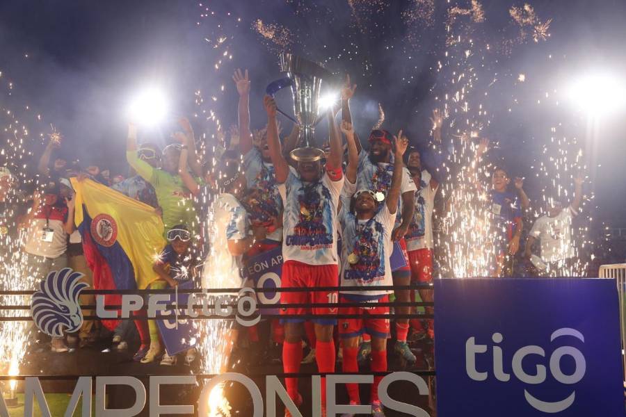 El Plaza Amador celebrando el título de la LPF. El Plaza Amador celebrando el título de la LPF.