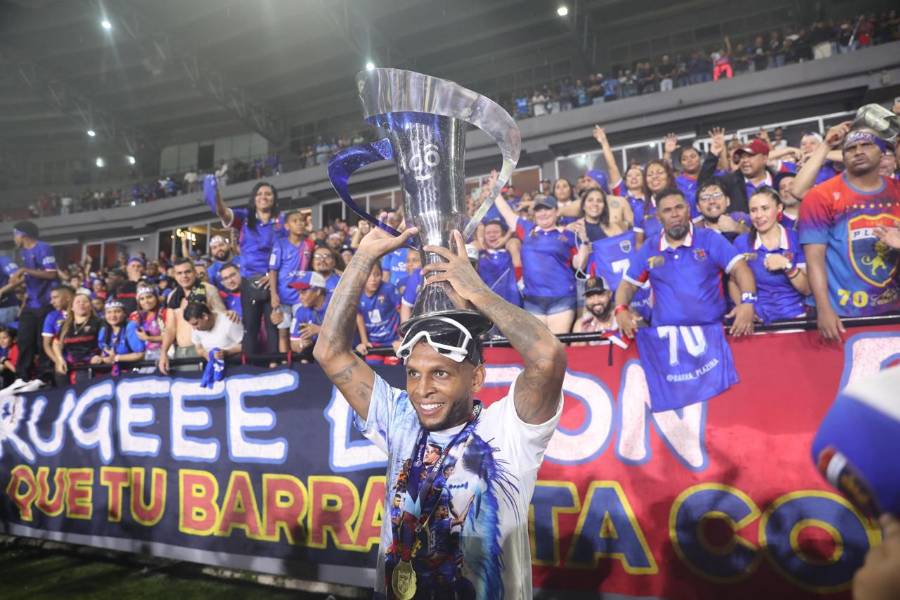 El jugador del Plaza Amador, Alberto Quintero celebrando el título de la LPF. El jugador del Plaza Amador, Alberto Quintero celebrando el título de la LPF.