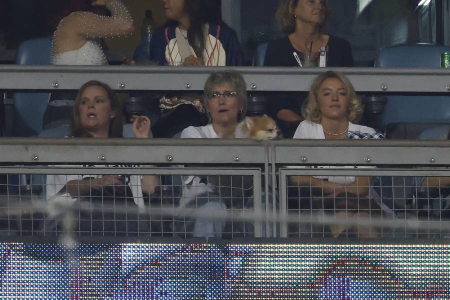 La actriz, Sydney Sweeney (der.) y la boxeadora profesional, Christy Martin en uno de los palcos viendo el partido de los Dodgers y Blue Jays. La actriz, Sydney Sweeney (der.) y la boxeadora profesional, Christy Martin en uno de los palcos viendo el partido de los Dodgers y Blue Jays.