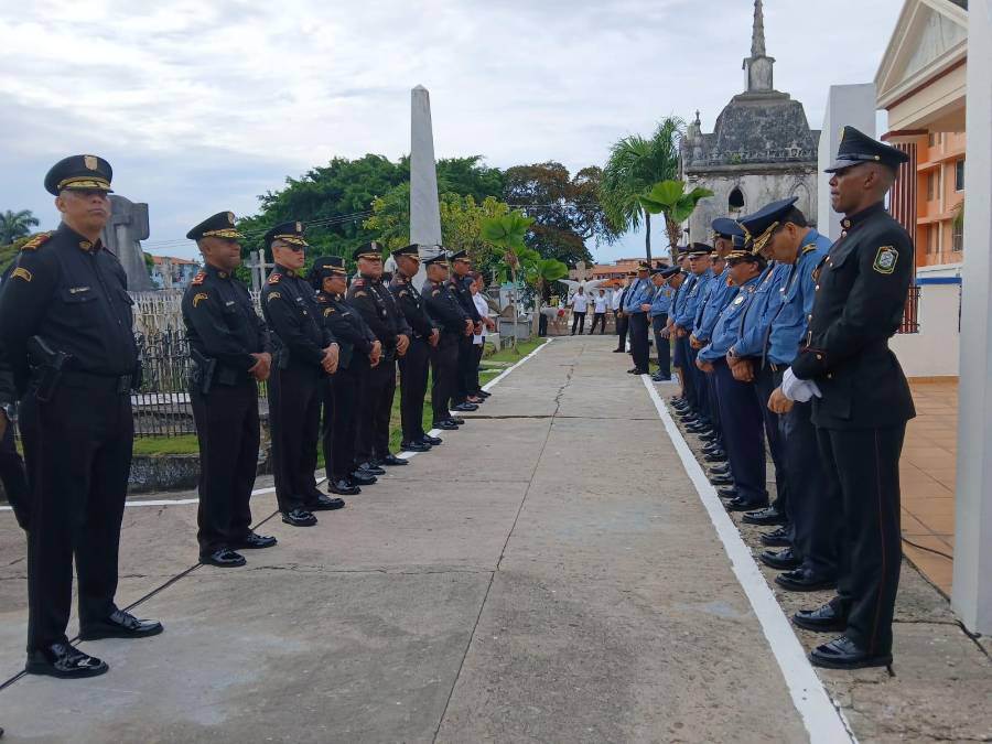 Cuerpo de Bomberos de Panamá en una calle de honor en el Cementerio de Amador. Cuerpo de Bomberos de Panamá en una calle de honor en el Cementerio de Amador.