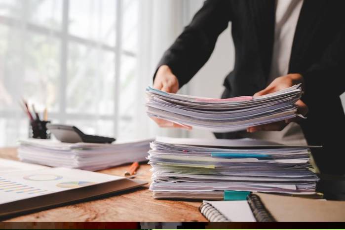El orden caótico del humanista: donde cada papel tiene su momento de revelación. El orden caótico del humanista: donde cada papel tiene su momento de revelación.