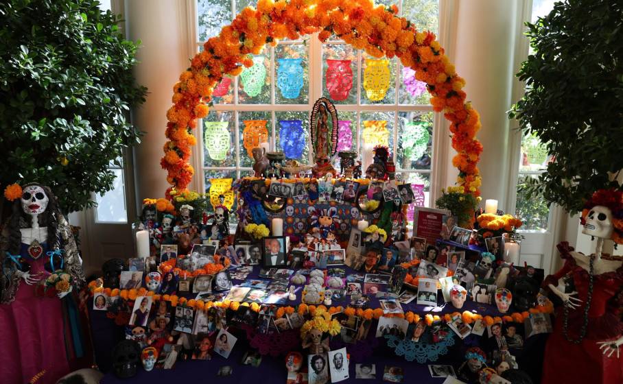Tanto empleados del edificio como invitados pasaron por la ofrenda a lo largo del día para depositar fotografías de sus seres queridos fallecidos. Tanto empleados del edificio como invitados pasaron por la ofrenda a lo largo del día para depositar fotografías de sus seres queridos fallecidos.