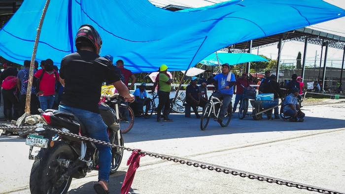 Los trabajadores llevan 29 días de huelga en una manifestación encabezada por su dirigente de Sitraibana, Francisco Smith. Los trabajadores llevan 29 días de huelga en una manifestación encabezada por su dirigente de Sitraibana, Francisco Smith.