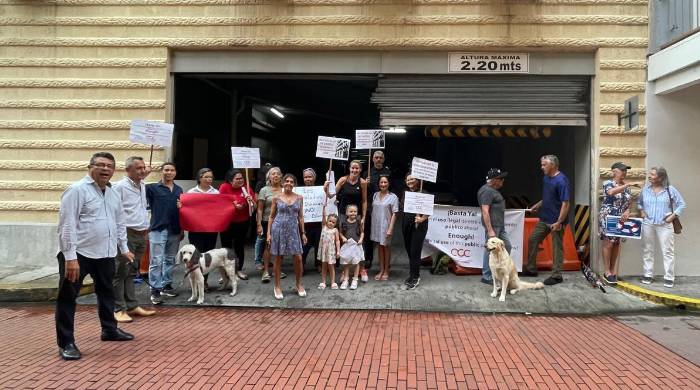 Moradores del Casco Antiguo denuncian la apropiación ilegal de un edificio de estacionamientos originalmente construido para visitantes.