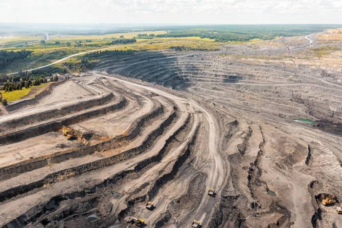 Mientras en los ‘territorios sacrificio’ se promueven los megaproyectos de energía sostenible, también se realizan concesiones de minería a cielo abierto, creando una gran contradicción. Mientras en los ‘territorios sacrificio’ se promueven los megaproyectos de energía sostenible, también se realizan concesiones de minería a cielo abierto, creando una gran contradicción.