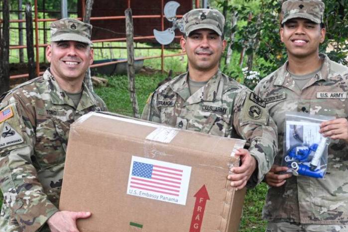 Equipo de Asuntos Civiles del Grupo Conjunto de Cooperación en Seguridad-Panamá donó filtros de agua y capacitó a los beneficiarios sobre su uso adecuado en Chitré, Panamá, el 21 de julio de 2025. Equipo de Asuntos Civiles del Grupo Conjunto de Cooperación en Seguridad-Panamá donó filtros de agua y capacitó a los beneficiarios sobre su uso adecuado en Chitré, Panamá, el 21 de julio de 2025.