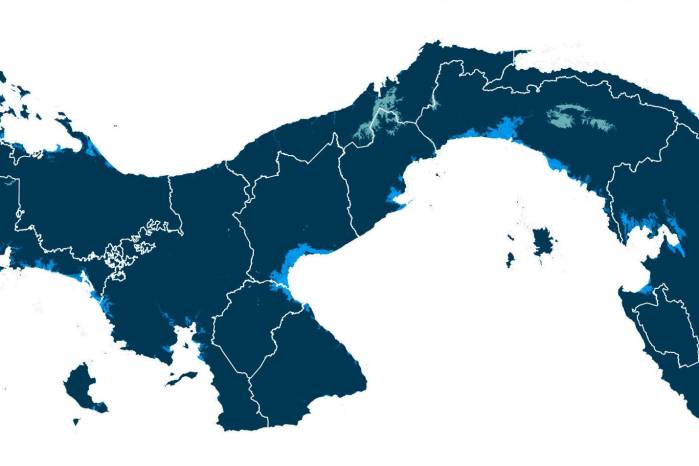 Las áreas en celeste claro en este mapa muestran la proyección de aumento del nivel del mar bajo un escenario de aumento de las emisiones sin grandes variaciones a la situación actual de consumo indiscriminado de combustibles fósiles. Bajo este escenario se espera que el 3% del país se vea afectado por inundaciones costeras con mayor frecuencia, de acuerdo con las proyecciones de MiAmbiente. Las áreas en celeste claro en este mapa muestran la proyección de aumento del nivel del mar bajo un escenario de aumento de las emisiones sin grandes variaciones a la situación actual de consumo indiscriminado de combustibles fósiles. Bajo este escenario se espera que el 3% del país se vea afectado por inundaciones costeras con mayor frecuencia, de acuerdo con las proyecciones de MiAmbiente.