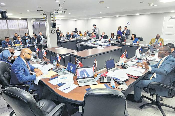 La Comisión de Presupuesto recibió al director de la CSS. La Comisión de Presupuesto recibió al director de la CSS.