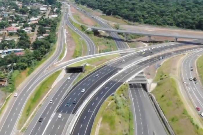 La vía inaugurada por el MOP este lunes cuenta con ocho carriles. La vía inaugurada por el MOP este lunes cuenta con ocho carriles.