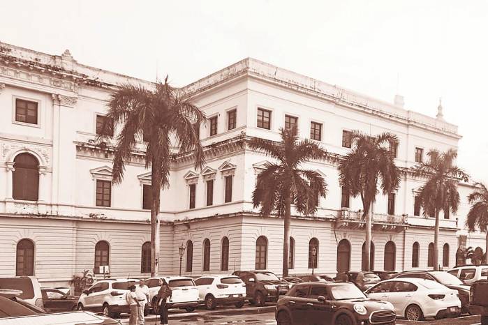 La condición actual del entorno del edificio es deplorable a pesar de los esfuerzos invertidos en el Casco Antiguo. La presencia del estacionamiento y su sótano sobre la playa y muralla alteró los valores paisajísticos del lugar. La solución es la traída nuevamente de soluciones de transporte público masivo que permitan el fácil y rápido acceso al lugar, la reparación de la sección de muralla y playa y un entorno urbano más amigable para peatones que son en su mayoría turistas, residentes y trabajadores del sector. La condición actual del entorno del edificio es deplorable a pesar de los esfuerzos invertidos en el Casco Antiguo. La presencia del estacionamiento y su sótano sobre la playa y muralla alteró los valores paisajísticos del lugar. La solución es la traída nuevamente de soluciones de transporte público masivo que permitan el fácil y rápido acceso al lugar, la reparación de la sección de muralla y playa y un entorno urbano más amigable para peatones que son en su mayoría turistas, residentes y trabajadores del sector.